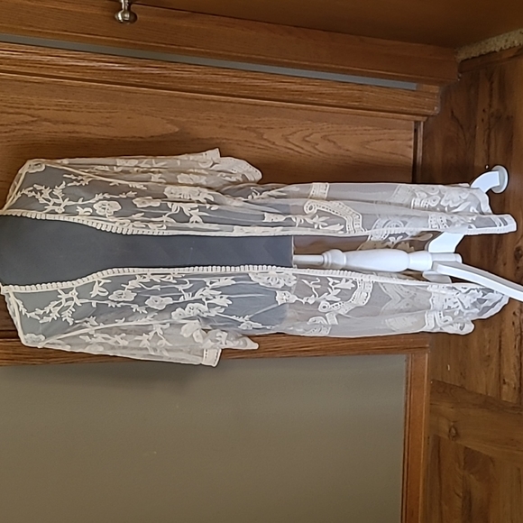 BEAUTIFUL LACE LONG COVER-UP - EUC- SIZE LARGE/XL - Picture 5 of 6